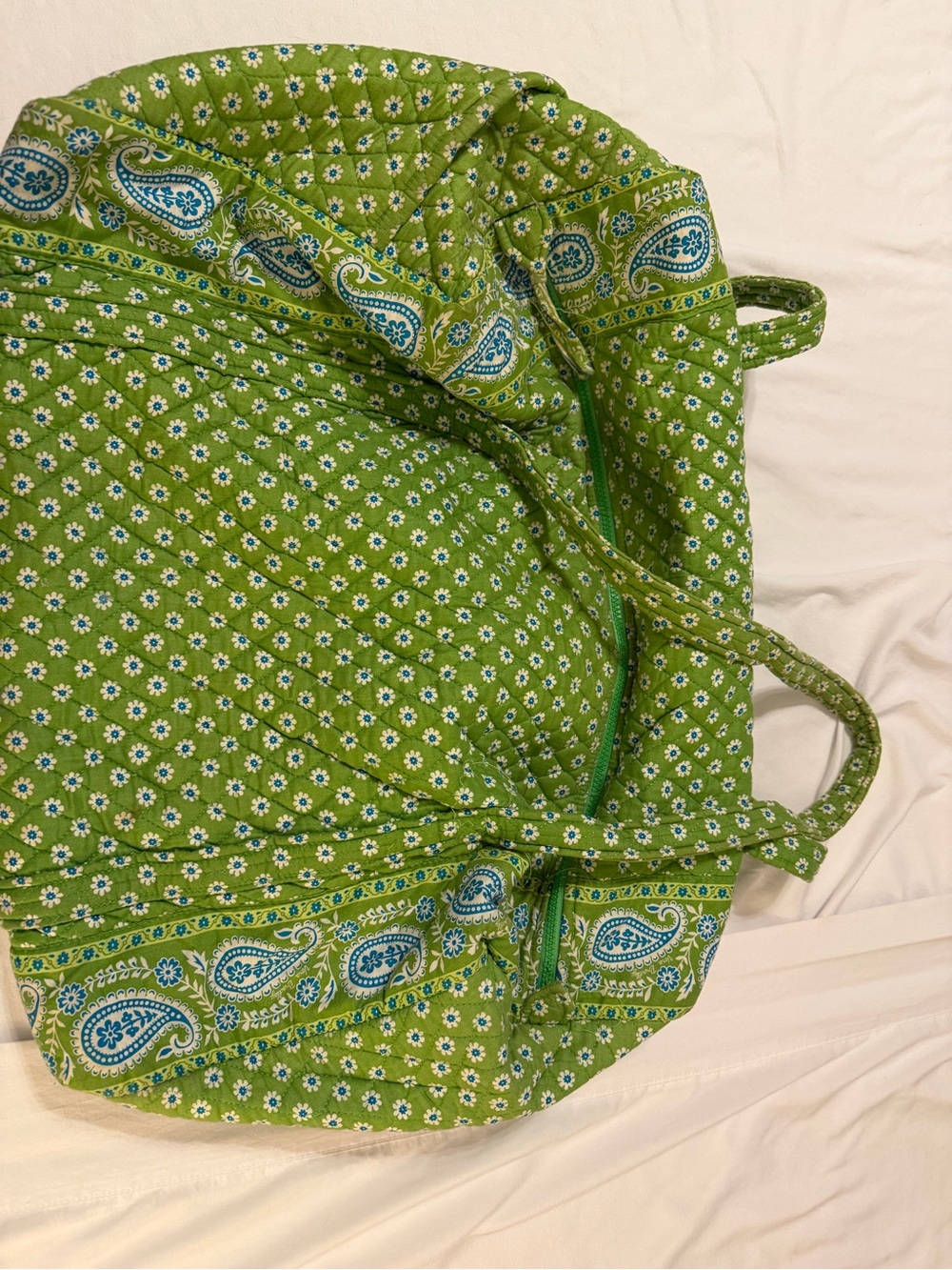 Vera Bradley Green Apple
1 hanging bag
2 duffel bags
1 tote bag
1 jewelry case - Picture 3 of 6